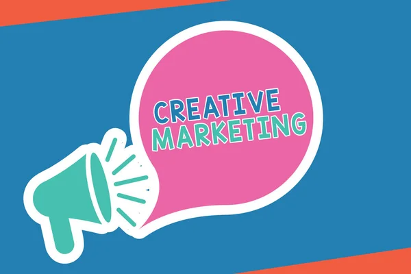 Handschriftliches Textschreiben Kreatives Marketing. Konzept bedeutet Kampagne zur Erfüllung der Werbeanforderungen — Stockfoto