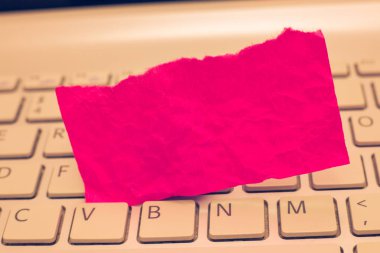 Tasarım iş kavramı boş kopya metin Web afiş promosyon malzemesi sahte şablon boş yırtık buruşmuş Not defteri hatırlatan eklenen içinde Laptop klavye tuşları için