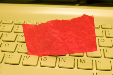 Tasarım iş kavramı boş şablon kopya alanı metin reklam Web sitesi için boş yırtık buruşmuş Not defteri hatırlatan eklenen içinde Laptop klavye tuşları izole