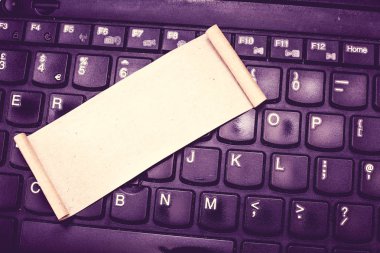 Tasarım iş boş kopya alanı metin reklam Web sitesi tanıtım için Banner şablon boş yaymak haddelenmiş şerit açık kaydırma yalan Laptop klavye TOPVIEW üzerinde izole