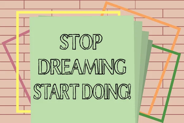 Escribir texto a mano Deja de soñar Empieza a hacer. Concepto significado Pon tus sueños en acción Materialízalo — Foto de Stock