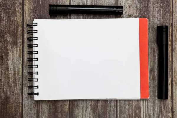 Design business concept Spazio copia vuoto moderno sfondo astratto Blank Spiraled Sketch Pad metà piegato e due penne marcatore sulla superficie di legno — Foto Stock