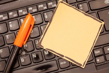 Davet tebrik kartı promosyon posteri fiş boş renk Not defteri şapkalı Marker kalem için yazma yalan üstünde Laptop klavye düzeni için şablon boş iş