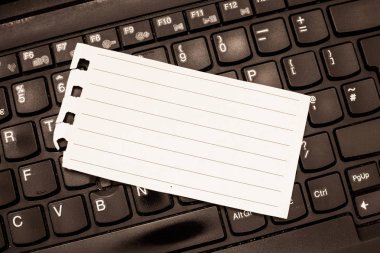 Tasarım iş boş şablon izole Minimalist grafik düzeni şablonu boş yırtık Spiraled sayfa dizin boy çizgili kağıt yalan Laptop klavye üzerinde reklam için