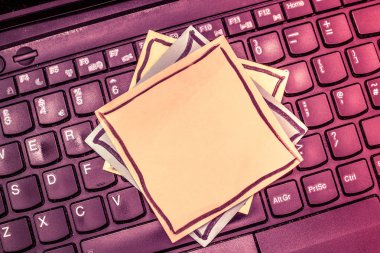 İş kavramı boş kopya alanı modern arka plan boş el çizilen çizgi kenarlık Not Defteri sayfası kazık yalan Laptop klavye üzerinde tasarım
