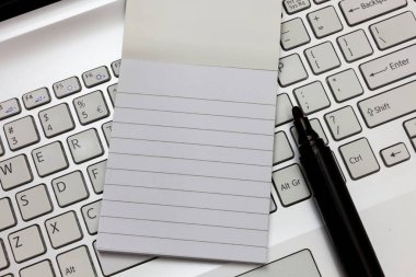 Tasarım iş boş şablon izole Minimalist grafik düzeni şablonu boş çizgili Not defteri ve kapağını Marker yazmak üstünde Laptop klavye için reklam için