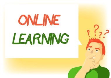 Online Learning 'i gösteren bir not yazıyorum. Larning 'in internet ve bilgisayarın yardımıyla çekilmiş bir iş fotoğrafı.