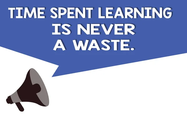 Handgeschreven tekst tijd bezig geweest met het leren Is nooit een afval... Concept, wat betekent dat onderwijs heeft geen einde houden de wijsheid — Stockfoto