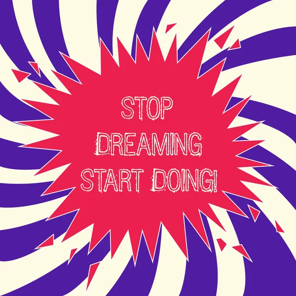Texto de escritura de palabras Stop Dreaming Start Doing. Concepto de negocio para poner sus sueños en acción Materializarlo — Foto de Stock
