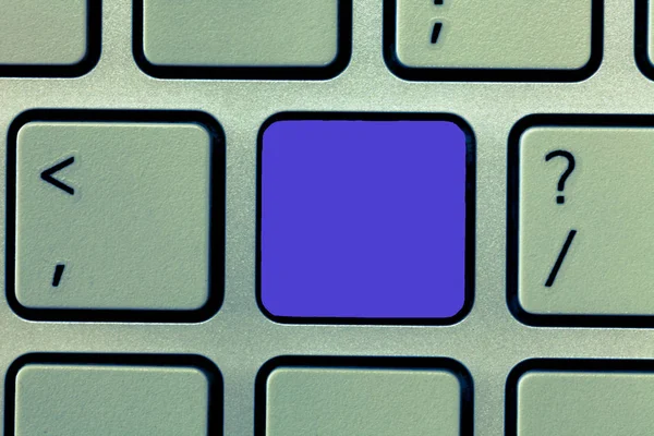 Projekt firmy koncepcja pusty szablon kopia miejsce tekst dla reklamy internetowej na białym tle klawisz na klawiaturze zamiar utworzyć wiadomość komputer, naciskając klawisz klawiatury, pomysł — Zdjęcie stockowe