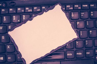 Tasarım iş kavramı boş kopya metin Web afiş için promosyon malzemesi şablonu boş el çizilen çizgi kenarlık Notepad sahte hatırlatan yalan üstünde Laptop klavye için