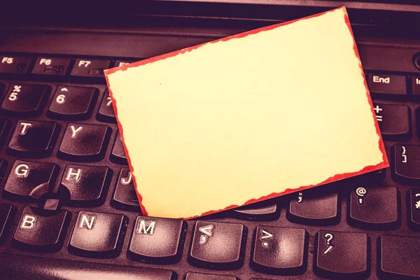 Davet tebrik kartı promosyon posteri fiş için iş boş şablon düzeni için. Laptop klavye tuşlarını birbirinden eklenen boş kenarlıklı Not defteri hatırlatan