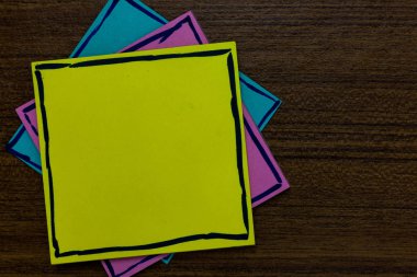 İş kavramı boş şablon kopya alanı posterler kupon promosyon malzeme kağıt notlar önemli hatırlatmalar Express fikirler Mesaj ahşap arka plan izole