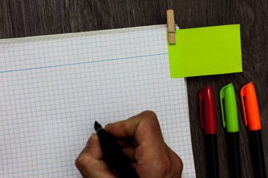 İş kavramı boş kopya alanı modern arka plan tasarım. Marker defter clothespin tutun hatırlatma işaretleri ahşap masa tutan adam