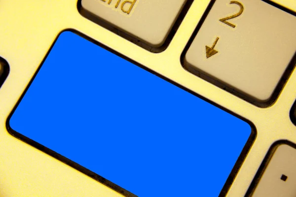 Boş şablon kopya alanı posterler kupon promosyon malzeme klavye mavi anahtar niyeti izole iş kavramı oluşturmak yansıma belge bilgisayar — Stok fotoğraf