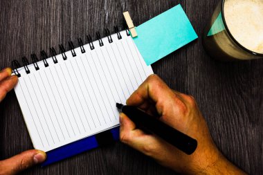 Tasarım iş boş şablon izole Minimalist grafik düzeni şablonu marker defter clothespin tutan adam reklam için tutun hatırlatma kahve fincanı ahşap masa