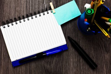 Tasarım iş kavramı boş kopya alanı modern arka plan açık defter clothespin hatırlatma Kupası işaretleri ahşap arka plan holding