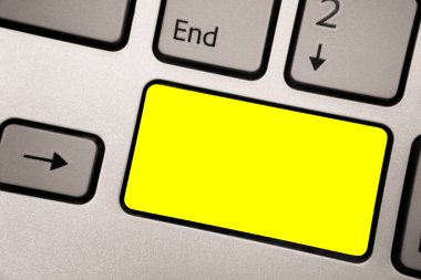 İş boş şablon izole sarı klavye tuşu gibi bir niyetim reklam için Minimalist grafik düzeni şablonu tasarım oluşturmak yansıma belge bilgisayar