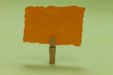 Boş sosyal medya reklam Clothespin holding turuncu kağıt önemli iletişim iletiyi fikirler Web sitesi tanıtım için tasarım iş kavramı iş reklam afiş
