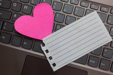 İş kavramı boş kopya metin Web afiş promosyon malzemesi şablon küllü bilgisayar klavye kadar alay için sarı düğmeye siyah ve kırmızı metin ile tasarım