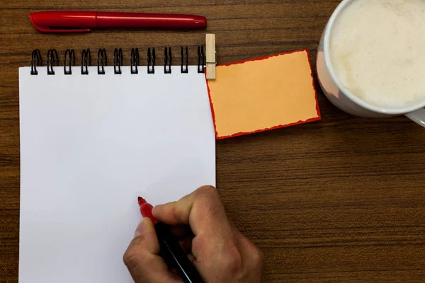 Design conceito de negócio Espaço vazio cópia moderno fundo abstrato Homem segurando marcador notebook clothespin lembrete mesa de madeira xícara de café — Fotografia de Stock