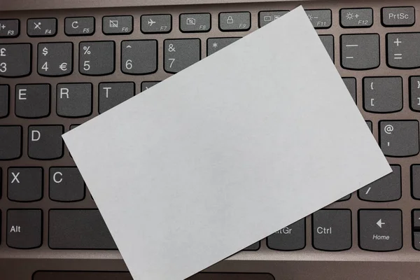 Conceito de negócio Modelo vazio espaço de cópia isolado Cupons de cartazes material promocional Teclado de papel branco Inspiração comunicar ideias mensagens Tipo computador — Fotografia de Stock