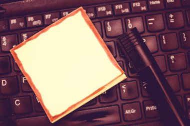 Yazma yalan Dimlit Laptop klavye için posterler kupon promosyon malzemesi boş not defteri şapkalı Marker kalem iş kavramı boş şablon kopya alanı izole