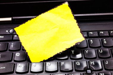 İş kavramı boş kopya metin Web afiş promosyon malzemesi şablon boş boyalı Not defteri hatırlatan eklenen arasındaki tuşları, Laptop klavye kadar alay için Tasarla