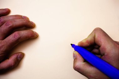 Mavi işaretleyiciyi beyaz arka plan fikirler mesajlar ilham tutan bir dakika dostum Banner şablon tasarım iş boş kopya alanı metin reklam Web sitesi tanıtım için izole