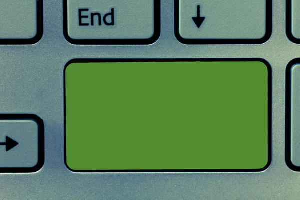 Posterler kupon promosyon malzemesi klavye tuşuna basarak tuş takımı fikir bilgisayar iletisi oluşturmak için niyet izole iş kavramı boş şablon kopya alanı — Stok fotoğraf