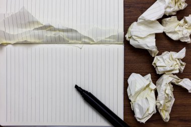 Hata sayfaları yırtık kağıtları birkaç boş kopya alanı modern arka plan Marker defter üzerinde buruşuk tasarım iş kavramı çalışır