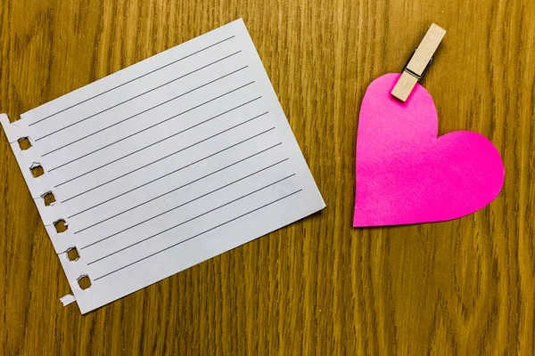 Sarı odunsu güverte anahat kelime beyaz sayfa ataş kavrama aşk kalp ile reklam için Minimalist grafik düzeni şablonu tasarım iş boş şablon izole