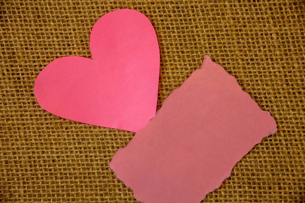 Diseño concepto de negocio Plantilla vacía copia espacio texto para el sitio web de anuncios aislado Texto rosa rasgado papel nota corazón mensaje de amor carta — Foto de Stock