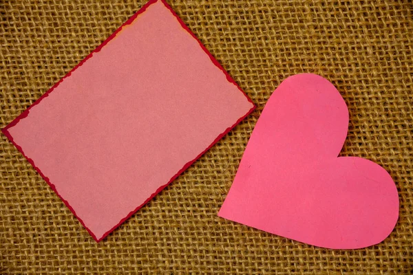 Negocio de diseño Plantilla vacía aislada Plantilla de diseño gráfico minimalista para publicidad Página rosa lavanda con contenido de borde rojo, corazón de papel rosa — Foto de Stock