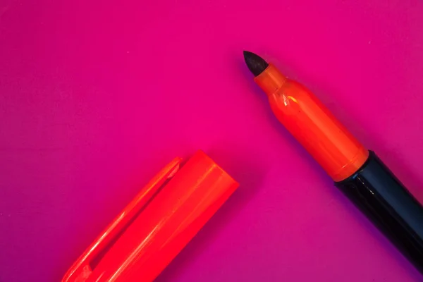 Design üzleti üres elszigetelt minimalista grafikai elrendezés sablon hirdetési platform bíbor szín, sötétvörös szín hír egy sarokban, nyitott piros marker — Stock Fotó