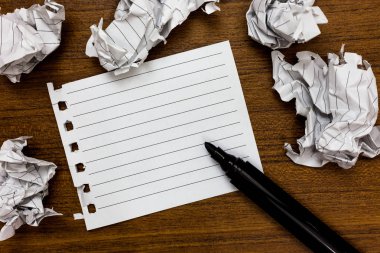 İş kavramı boş kopya metin için promosyon malzemesi kağıt topaklar şablonu sahte rasgele beyaz Not defteri dokunmatik siyah kalemi odunsu katta çevresinde koydu Web afiş tasarım
