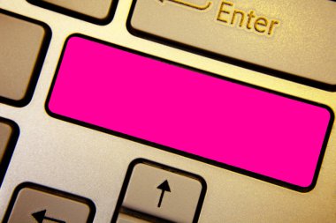 Tasarım iş kavramı boş şablon kopya alanı metin reklam Web sitesi için kristal turuncu bilgisayar klavye pembe düğme metinleri girmek kelime yazılı izole