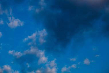 Tasarım iş kavramı boş kopya metin Web afiş promosyon malzemesi için alay şablonu çok satırlı metin iletileri gönderebilir masaüstü doğal mavi bulutlu arka plan