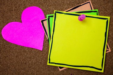 Cork arka plan kağıt fikirler mesajlar pembe kalp aşk güzel ilham reklam için Minimalist grafik düzeni şablonu tasarım iş boş şablon izole