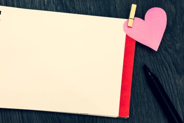 Davet tebrik kartı promosyon posteri fiş açık defter sayfa işaretçisi clothespin holding kağıt kalp ahşap arka plan düzen için şablon boş iş