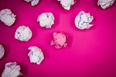 Tasarım iş kavramı boş kopya metin Web afiş promosyon malzemesi için birkaç deneme şablonu fikirler buruşuk pembe arka plan kağıtları deneme hata hatalarını alay