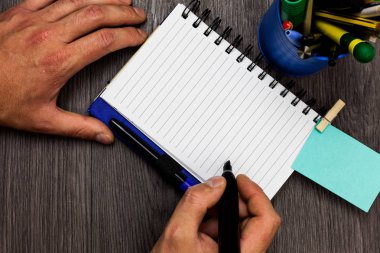 İçin Web sitesi promosyon afiş sosyal medya reklam işaret defter clothespin tutun hatırlatma Kupası işaretleri tutan adam boş iş kavramı iş reklam tasarım ahşap masa