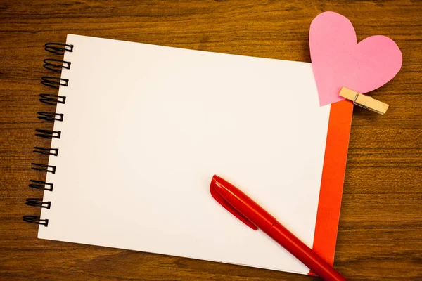 Дизайн бизнес-концепция Пустой шаблон скопировать текст пространства для сайта объявления изолированные Белая тетрадь с красным и черным текстом, карандаш, розовая бумага сердце с клипом — стоковое фото