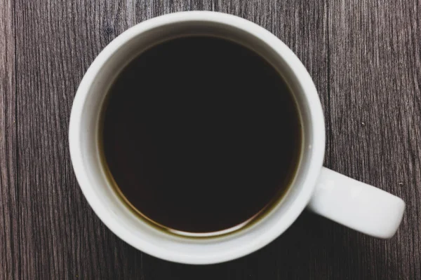 Concepção de negócio de design Modelo vazio texto espaço de cópia para o site do anúncio isolado Café preto com caneca de café textos flutuantes na mesa de madeira preta cinza — Fotografia de Stock