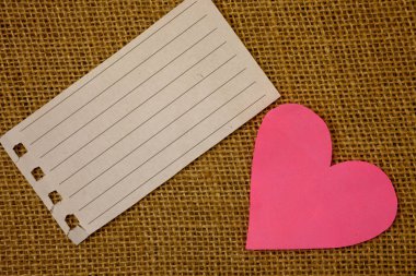 Tasarım iş kavramı boş kopya metin Web afiş promosyon malzemesi için alay şablon defter sayfası hasır arka plan pembe kalp siyah kırmızı harfler aşk notu