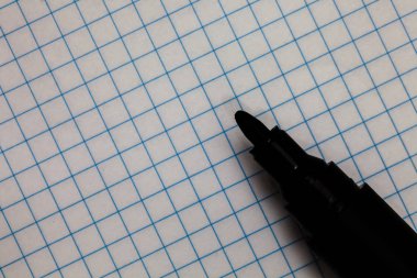 Boş şablon kopya alanı posterler kupon promosyon malzeme siyah kalemi meydanda koydu izole iş kavramı beyaz sayfa siyah ve kırmızı metinler yazılı olarak işaretlenmiş.
