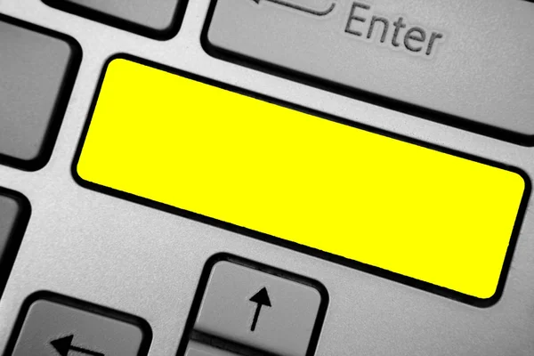 Concepto de negocio de diseño Anuncio de negocios para banners de promoción de sitios web Anuncio de medios sociales vacíos Teclado de computadora Ashy con botón amarillo — Foto de Stock