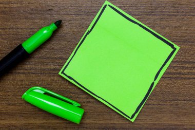 İş kavramı boş kopya alanı modern arka plan yeşil kağıt önemli hatırlatma iletişim fikirleri Marker ahşap arka plan tasarlamak