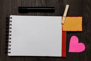Tasarım iş boş kopya alanı metin reklam Web sitesi tanıtım için uyarı mektubu işareti kalp ahşap arka plan tutan Banner şablon açık defter clothespin izole