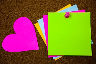 İş kavramı boş şablon kopya alanı posterler kupon promosyon malzeme kağıt notları önemli hatırlatmalar Roanalysistic güzel mesaj cork arka plan izole